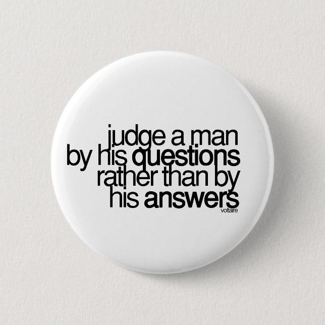 Beurteilen Sie einen Mann… Voltaire Button (Vorderseite)