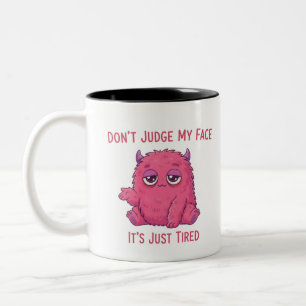 Beurteilen Sie nicht mein Gesicht - Es ist nur müd Zweifarbige Tasse