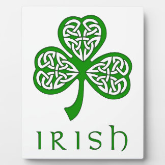 Beveled Celtic Knot Kleeblatt über irischen Text Fotoplatte