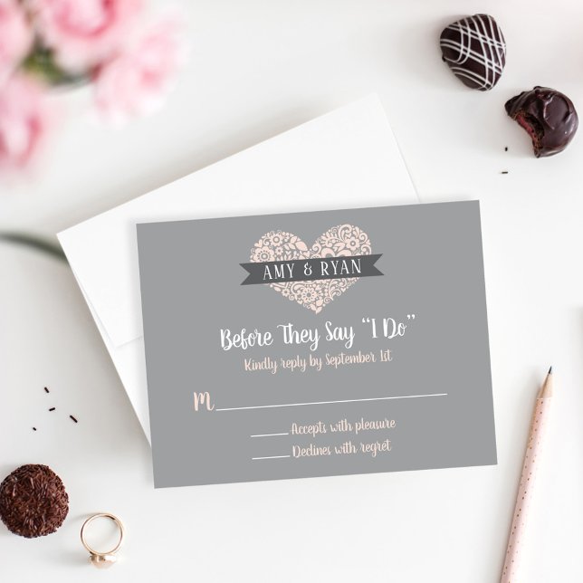 Bevor sie sagen, ich tue Blush Blumenherz Hochzeit RSVP Karte (Von Creator hochgeladen)