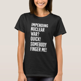 Bevorstehende Nukleare Krieg Quick jemand Finger M T-Shirt