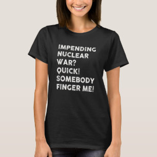 Bevorstehender Atomkrieg Schnell Jemand Finger Mic T-Shirt