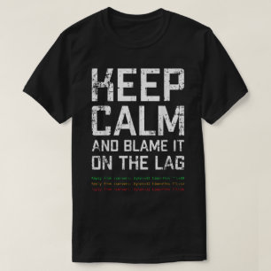 Bewahre Ruhe und gib der Verzögerung die Schuld T-Shirt