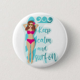 Bewahre Ruhe und surfe auf der braunhaarigen Mädch Button