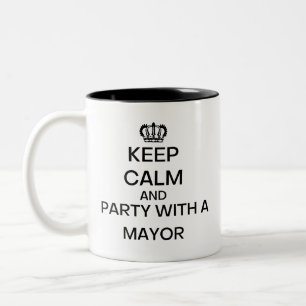 Bewahren Sie Ruhe und feiern Sie mit einem Bürgerm Zweifarbige Tasse