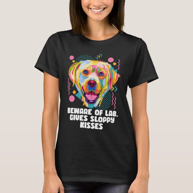 Beware of Lab Gives Sloppy Kisses  Labrador Retrie T-Shirt (Vorderseite)