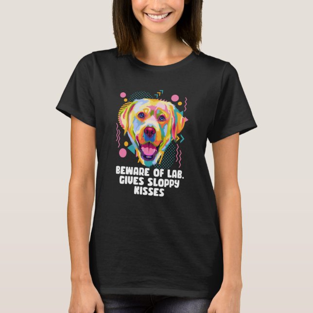 Beware of Lab Gives Sloppy Kisses Labrador Retriev T-Shirt (Vorderseite)