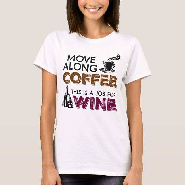 Beweg dich mit Kaffee, das ist ein Job für Wein T-Shirt (Vorderseite)