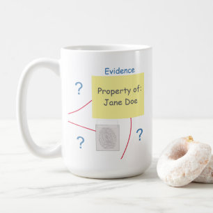 Beweisboard zur Lösung von Kriminalfällen Kaffeetasse