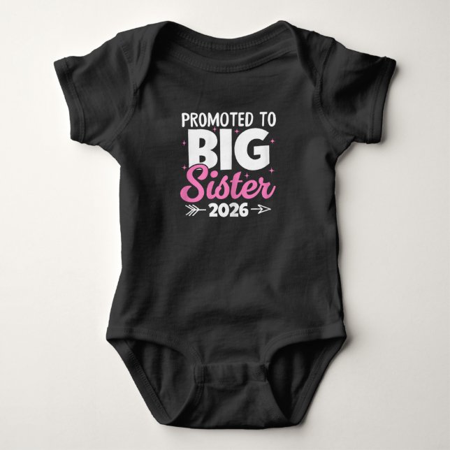 Bewerbung für Big Sister 2026 bald als große Schwe Baby Strampler (Vorderseite)