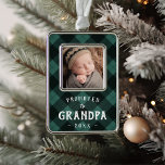 Bewerbung für das Grandpa Baby Foto Rahmen-Ornament Silber<br><div class="desc">Feiern Sie seine erste Weihnachtsfeier als Großvater mit diesem süßen Foto-Ornament mit einem Baby-Foto gerahmt von klassisch grün und schwarz Büffel kariert. "Befördert zum Großvater" erscheint unter der weißen rustikalen Schrift,  zusammen mit dem Jahr.</div>