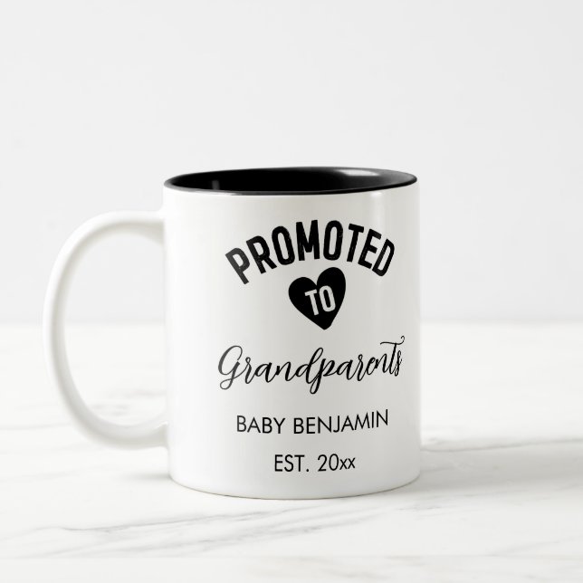 Bewerbung für Großeltern Personalisierter Babyname Zweifarbige Tasse (Links)
