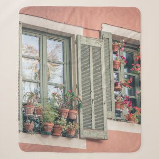 BEWERTETE BLUME IN VASE NEAR FENSTER SHERPADECKE