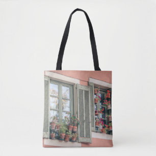 BEWERTETE BLUME IN VASE NEAR FENSTER TASCHE