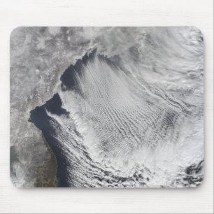 Bewölken Sie die Straßen, die über dem Meer von Mousepad