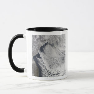 Bewölken Sie die Straßen, die über dem Meer von Tasse