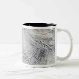 Bewölken Sie die Straßen, die über dem Meer von Zweifarbige Tasse
