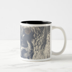 Bewölken Sie Turbulenzen im Bereich der Zweifarbige Tasse