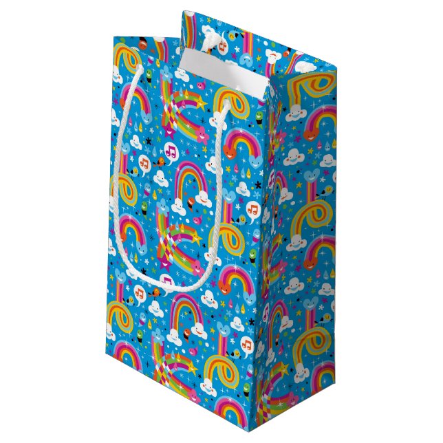 bewölkt Regenbogenregentropfen-Herzmuster Kleine Geschenktüte (Rückseite Schrägansicht)
