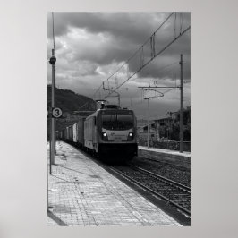 Bewölkte Morgenpost: Italienische Eisenbahn-Szene Poster