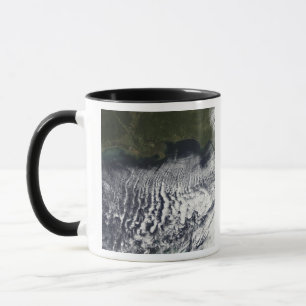 Bewölkte Straßen sind sichtbar Tasse
