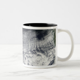 Bewölkte Straßen sind sichtbar Zweifarbige Tasse