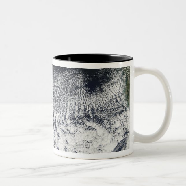 Bewölkte Straßen sind sichtbar Zweifarbige Tasse (Rechts)