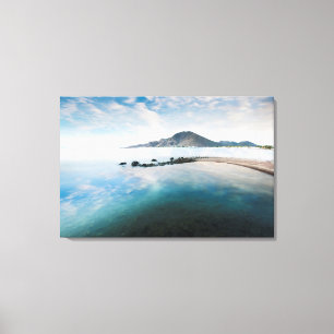 Bewölkter blauer Himmel, der im See sich Leinwanddruck