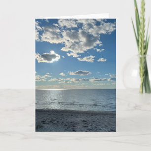 Bewölkter blauer Himmel leerer Strand Karte