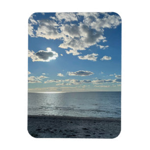 Bewölkter blauer Himmel leerer Strand Magnet
