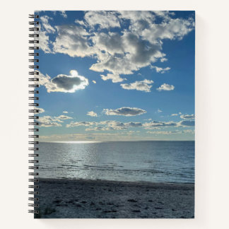 Bewölkter blauer Himmel leerer Strand Notizbuch