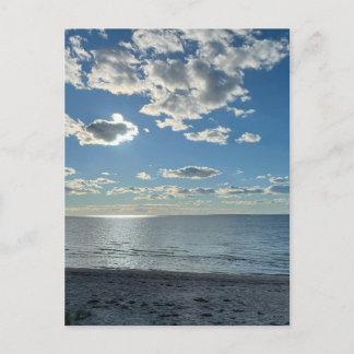 Bewölkter blauer Himmel leerer Strand Postkarte