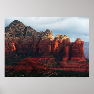 Bewölkter Coffee Pot Rock in Sedona Arizona Poster