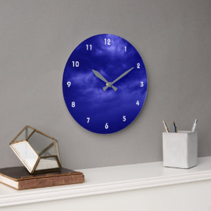Bewölkter dunkelblauer Himmel Große Wanduhr
