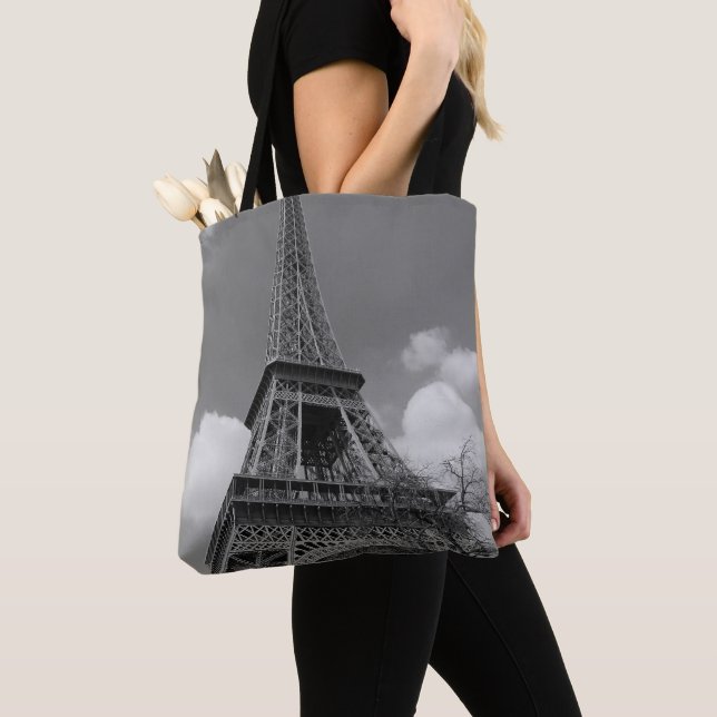 Bewölkter Eiffel in Schwarzweiss, 2015 Tasche (Von Nahem)