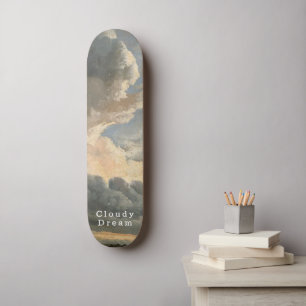 Bewölkter Himmel, weißes Skript, ruhige Fahrt Skateboard