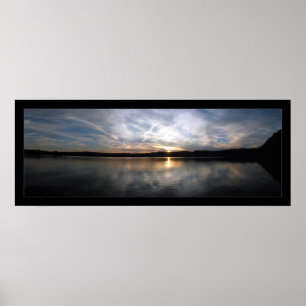 Bewölkter See-Sonnenuntergang Poster