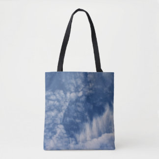 Bewölkungen mit Zähnen auf einer Tasche