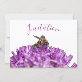 Bezaubernde Einladungskarte mit Blume und Biene