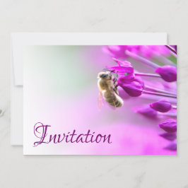 Bezaubernde Einladungskarte mit Blume und Biene
