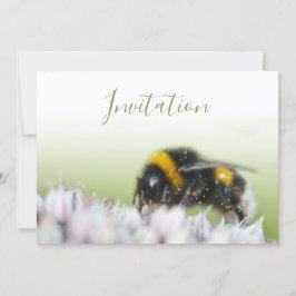 Bezaubernde Einladungskarte mit Blume und Biene