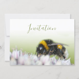 Bezaubernde Einladungskarte mit Blume und Biene