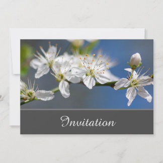 Bezaubernde Einladungskarte mit weißen Blüten
