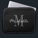 Bezaubernde Schwarzweiss-Monogrammlaptophülsen Laptopschutzhülle<br><div class="desc">Bezaubernde Schwarzweiss-Monogrammlaptophülsen.
Eleganter Skripttypographieentwurf mit mit Monogramm Anfangsbuchstaben.
Noble Schablone für Mannfrauen und -kinder.
Kundenspezifisches Computerzubehör mit luxuriösem Logo.
Geburtstaggeschenkidee für Mamma,  Vati,  Sohn,  Tochter,  Co-Arbeitskraft,  Angestellten,  Chef etc.
Hübsche Abdeckungen verfügbar in den verschiedenen Größen; 10 13 und 15 Zoll.
Kundengerechte feste Hintergrundfarbe. Personalisierte Bürozubehöre.</div>