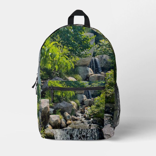 Bezaubernde Wasserfall Friedliche grüne Harmonie Bedruckter Rucksack (Vorderseite)