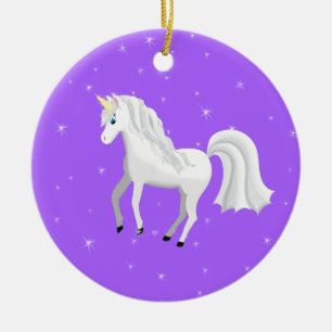 Bezaubernder Unicorn auf lila Hintergrund und Keramikornament