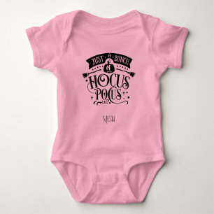 Bezauberndes "Just a Bunch Hocus Pocus" Name Baby Strampler