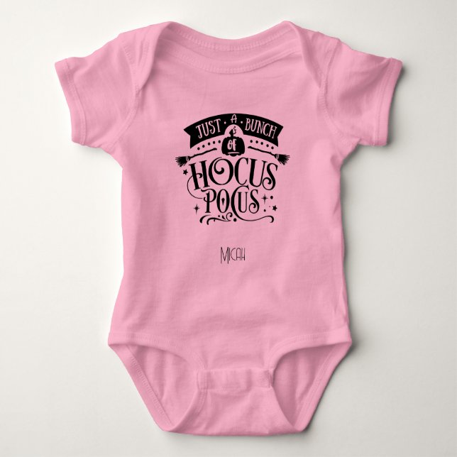Bezauberndes "Just a Bunch Hocus Pocus" Name Baby Strampler (Vorderseite)