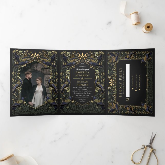 Bezauberte Gothic Raven Floral Wedding Green Dreifach Gefaltete Einladung (Innenseite)