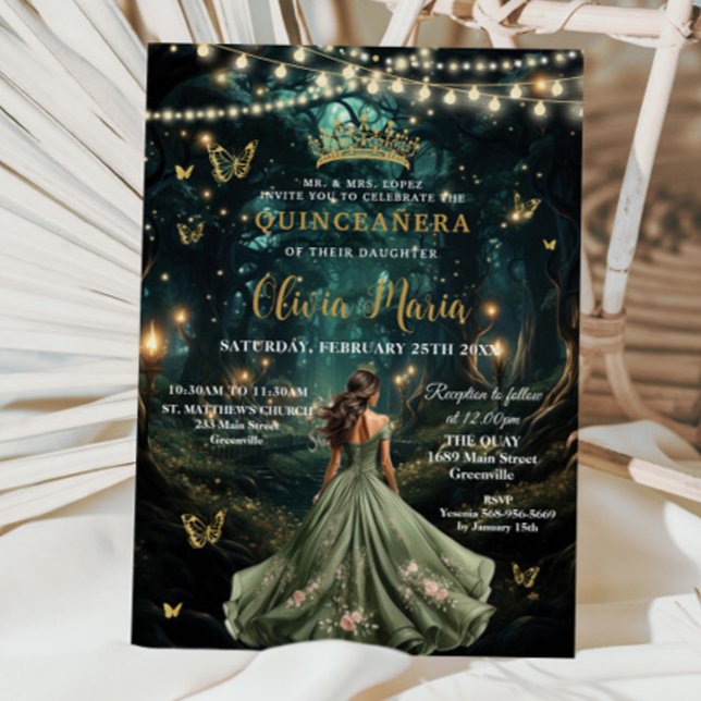 Bezaubertes Waldmagen Grünes Kleid Quinceañera 16 Einladung (enchanted forest starry night sage green dress brunette girl quinceanera invitation cards download)